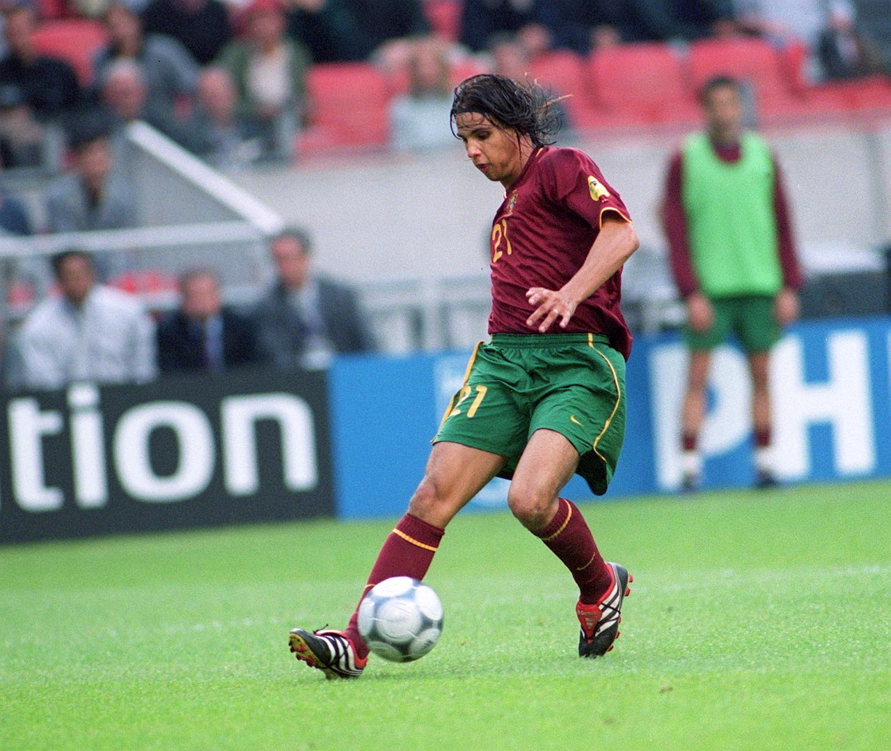 英超第13轮切尔西对阵阿森纳，双方均状态出色，争夺争冠席位，赛果待定。