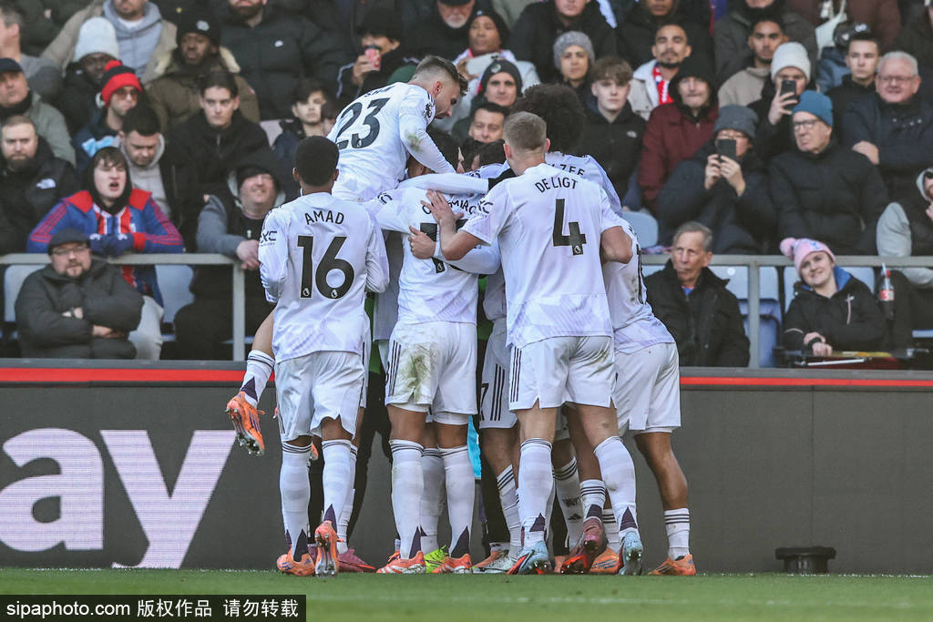 篮球勇士球员三分纪录被打破，全场致敬