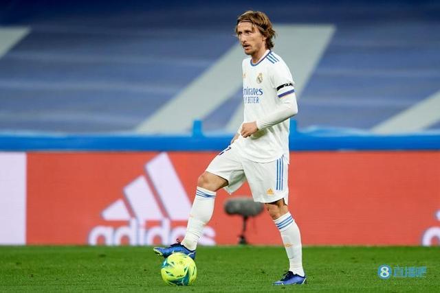 邵佳一告诫小球员：怎么能喝可乐呢，光跟老队员学散漫了